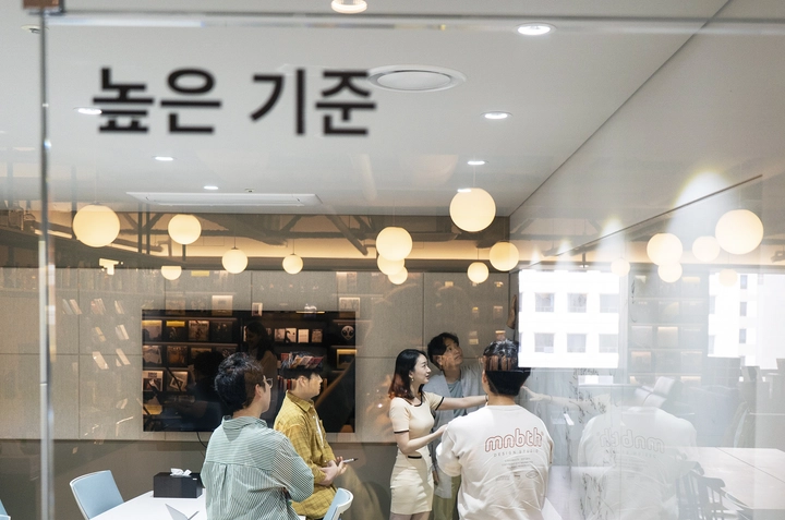 '높은 기준' 회의실. 강남언니의 모든 철학들이 곧 회의실 이름이에요.